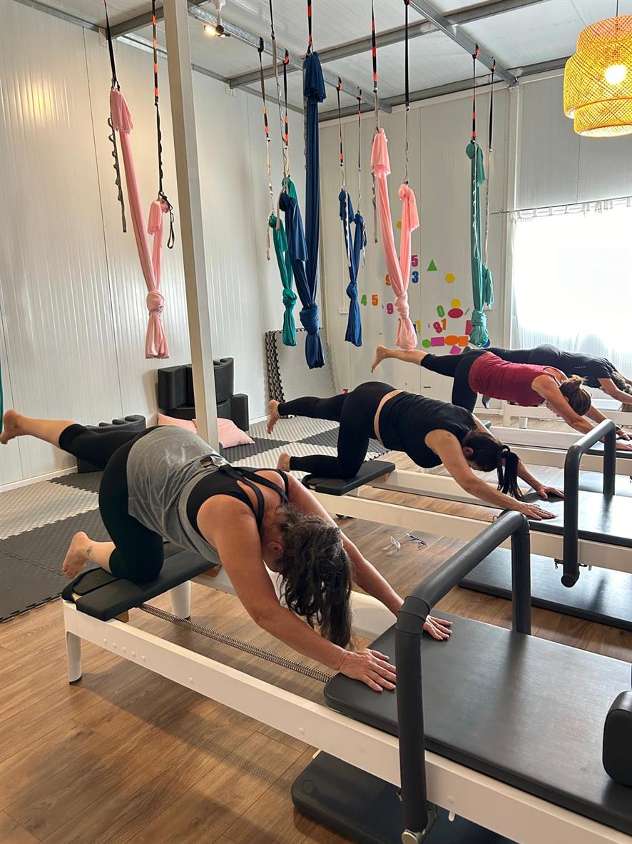 מתאמנות על מיטות פילאטיס